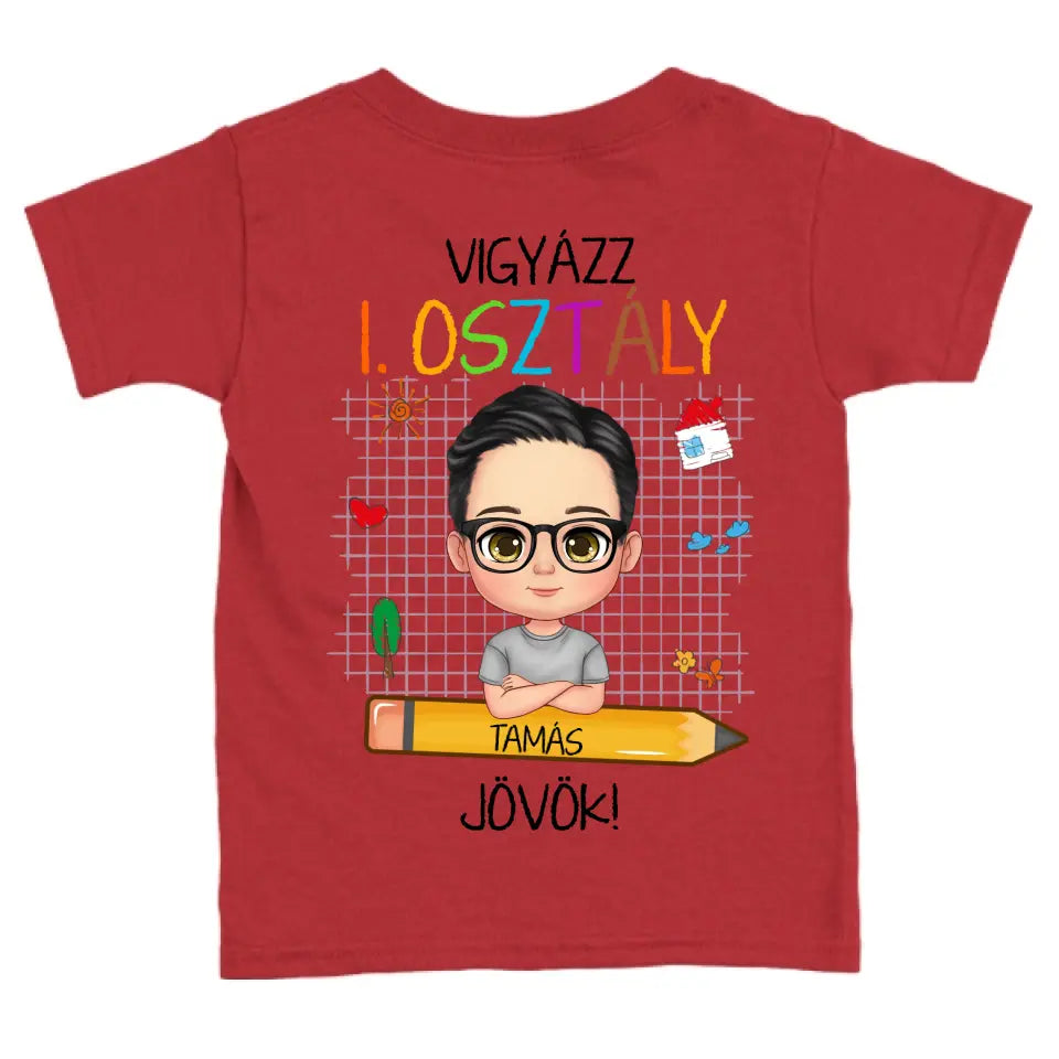Egyedi vigyázz osztály jövök gyerek póló - fiú és lány karakterrel