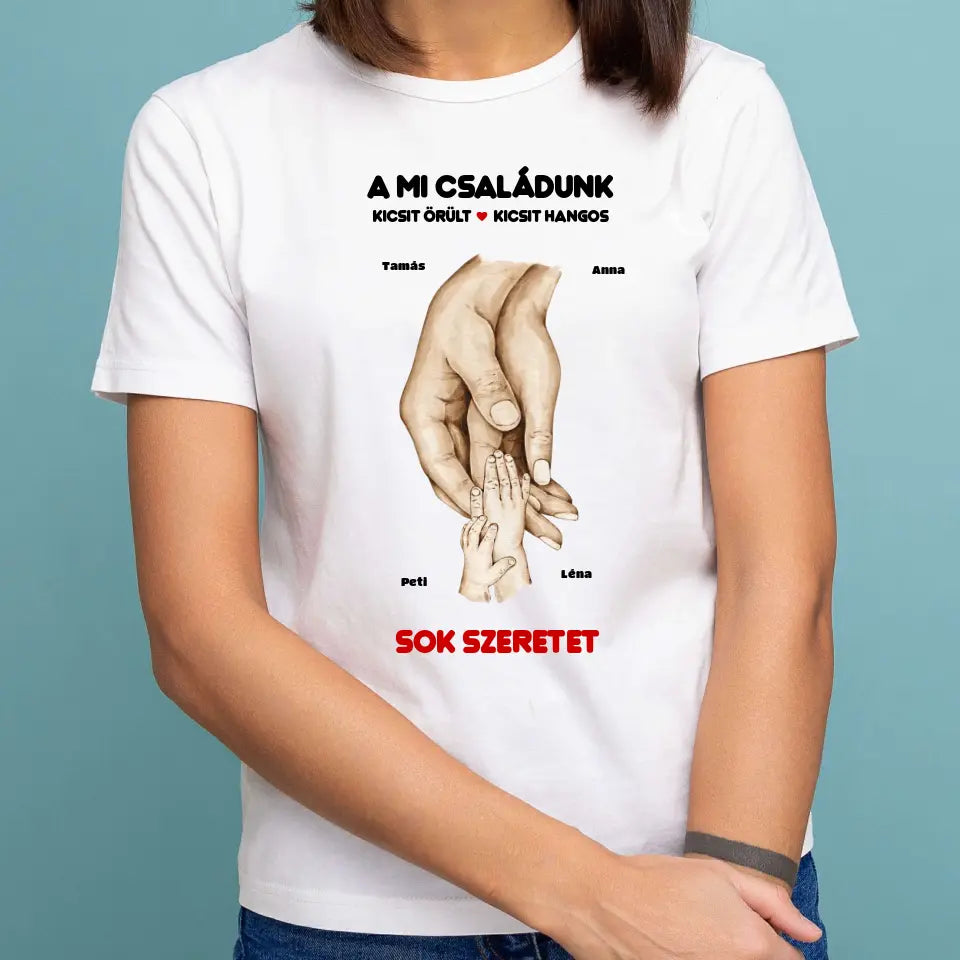A mi családunk, kicsit örült, kicsit hangos, akár 4 gyerekkel póló - férfi, női