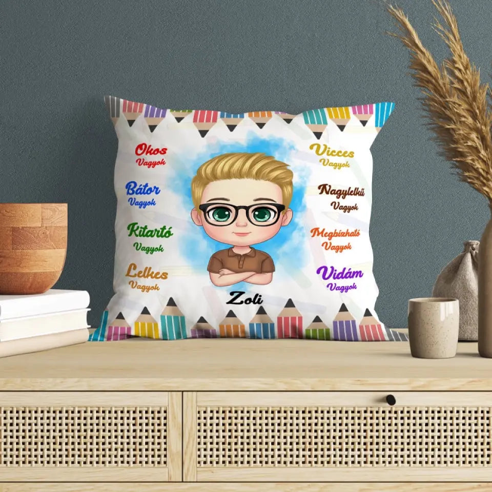 Egyedi tulajdonságok gyerek karakterekkel párna - fiú