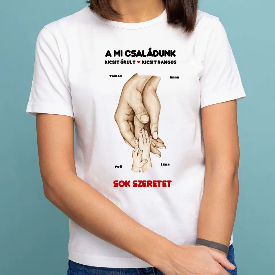 A mi családunk, kicsit örült, kicsit hangos, akár 4 gyerekkel póló - női, férfi