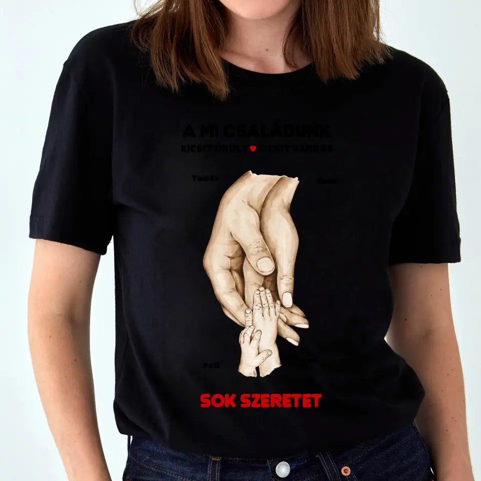 A mi családunk, kicsit örült, kicsit hangos, akár 4 gyerekkel póló - női, férfi