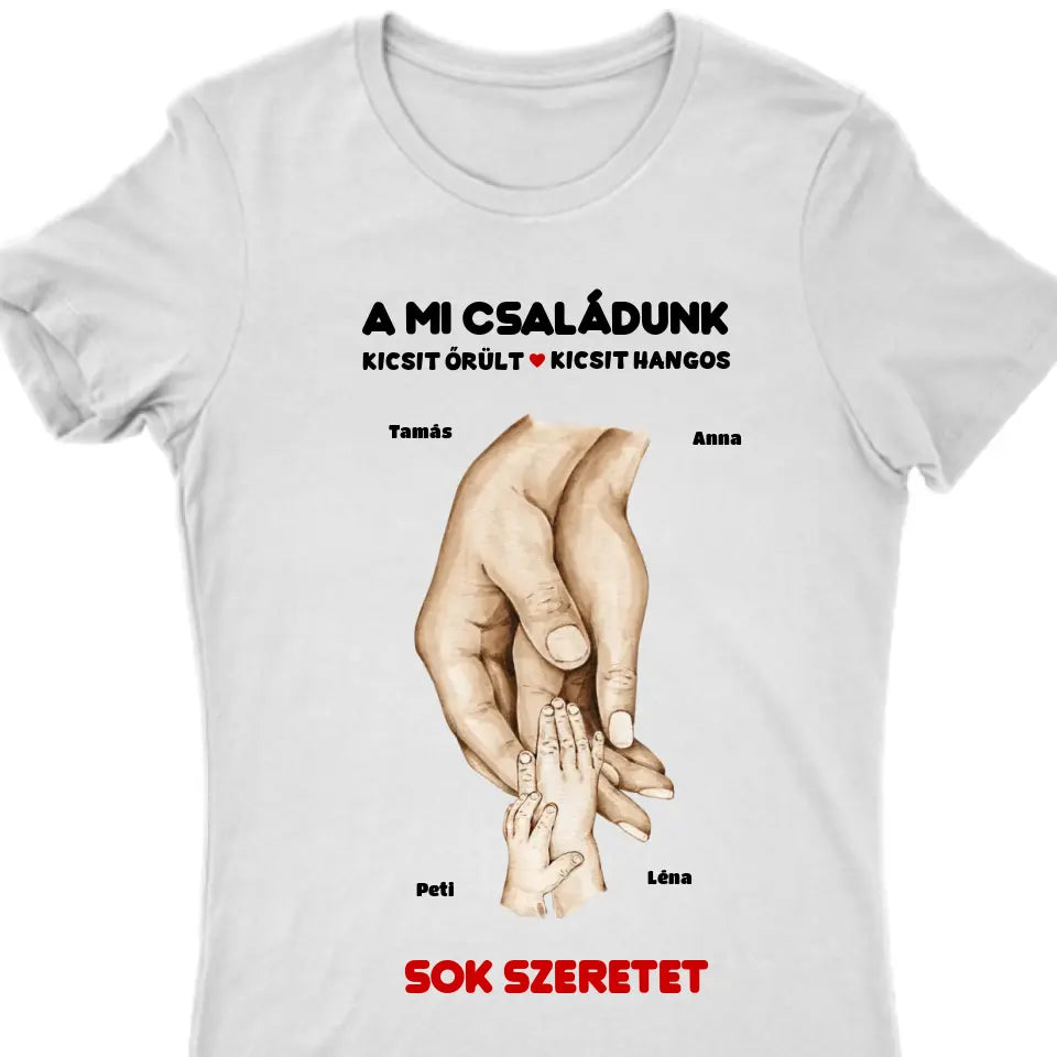 A mi családunk, kicsit örült, kicsit hangos, akár 4 gyerekkel póló - női, férfi