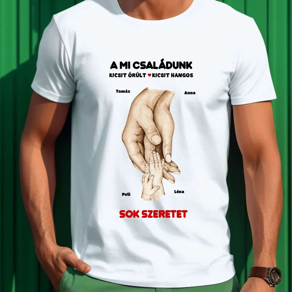 A mi családunk, kicsit örült, kicsit hangos, akár 4 gyerekkel póló - női, férfi