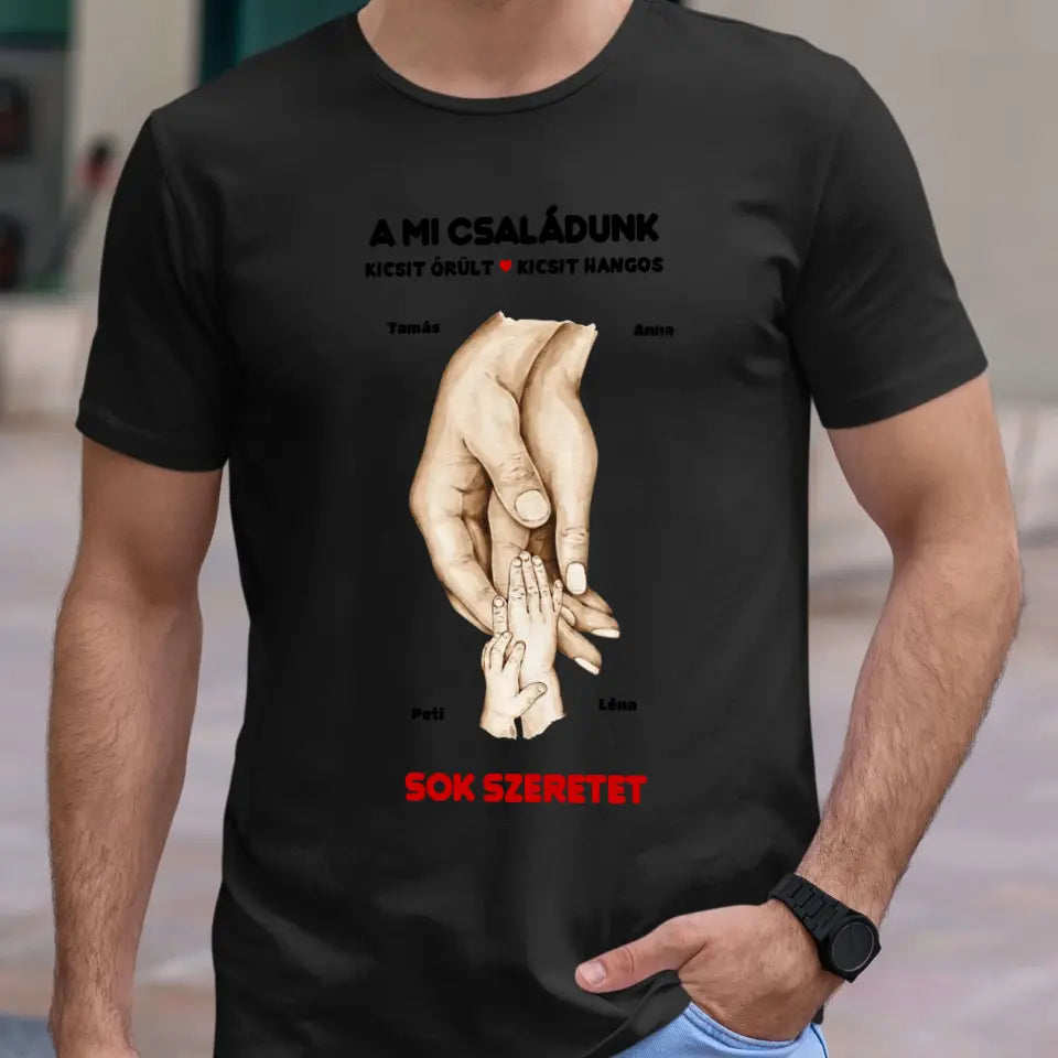 A mi családunk, kicsit örült, kicsit hangos, akár 4 gyerekkel póló - női, férfi