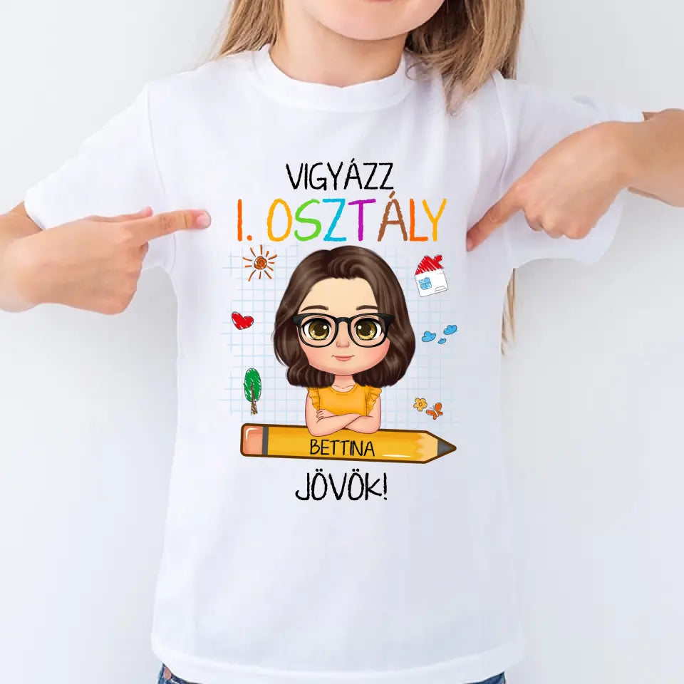 Egyedi vigyázz osztály jövök gyerek póló - lány és fiú karakterrel