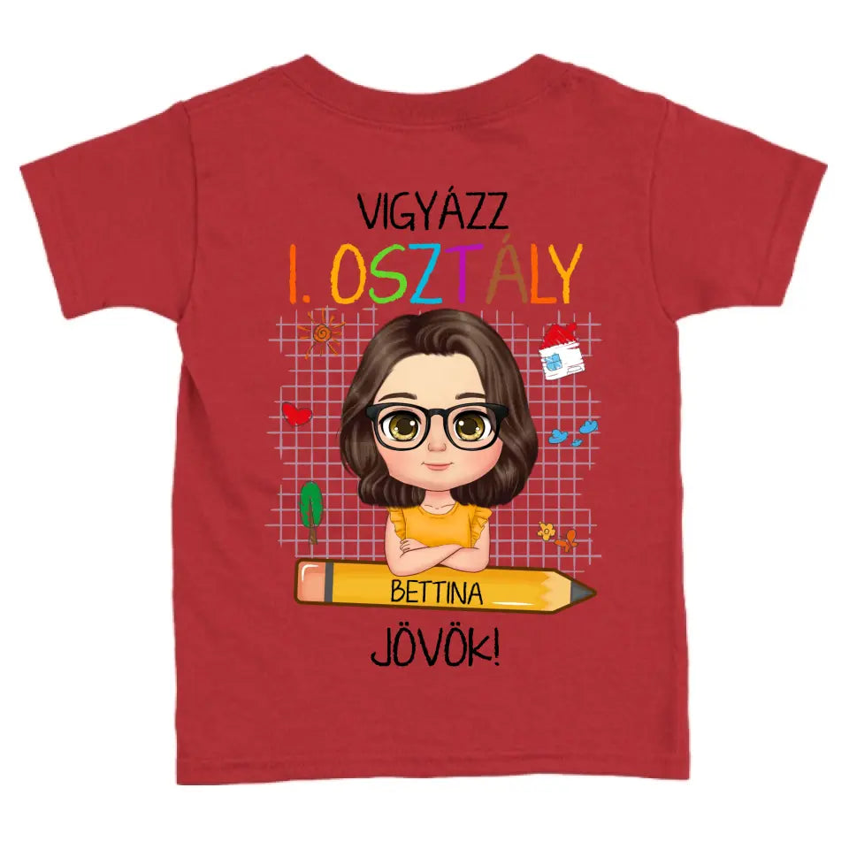 Egyedi vigyázz osztály jövök gyerek póló - lány és fiú karakterrel