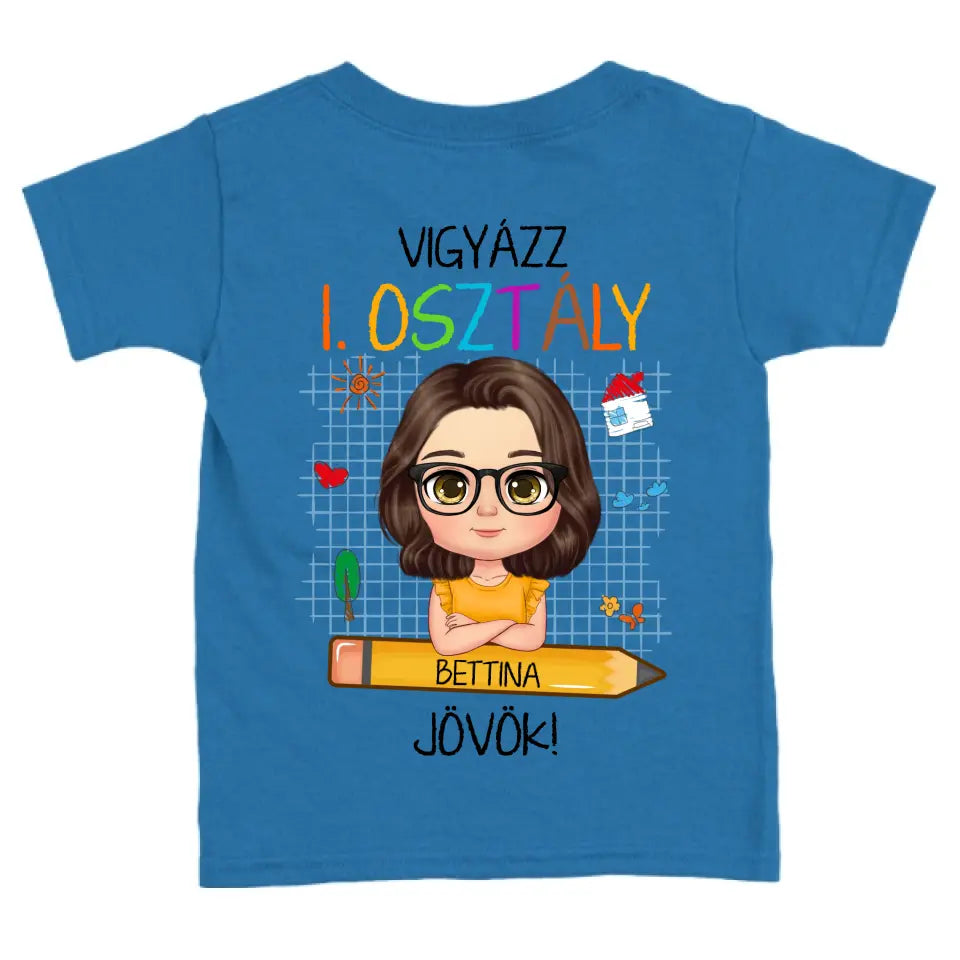 Egyedi vigyázz osztály jövök gyerek póló - lány és fiú karakterrel