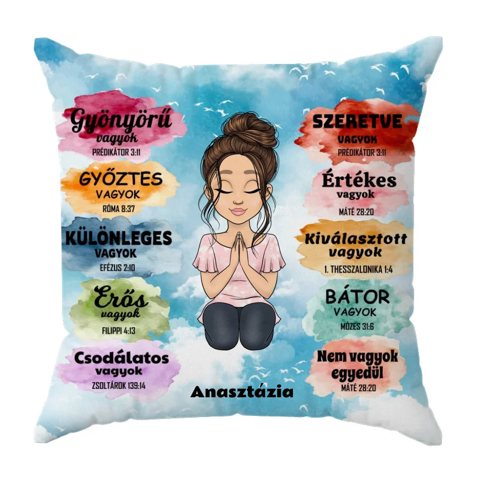 Megerősítő párna tulajdonságokkal női karakterrel