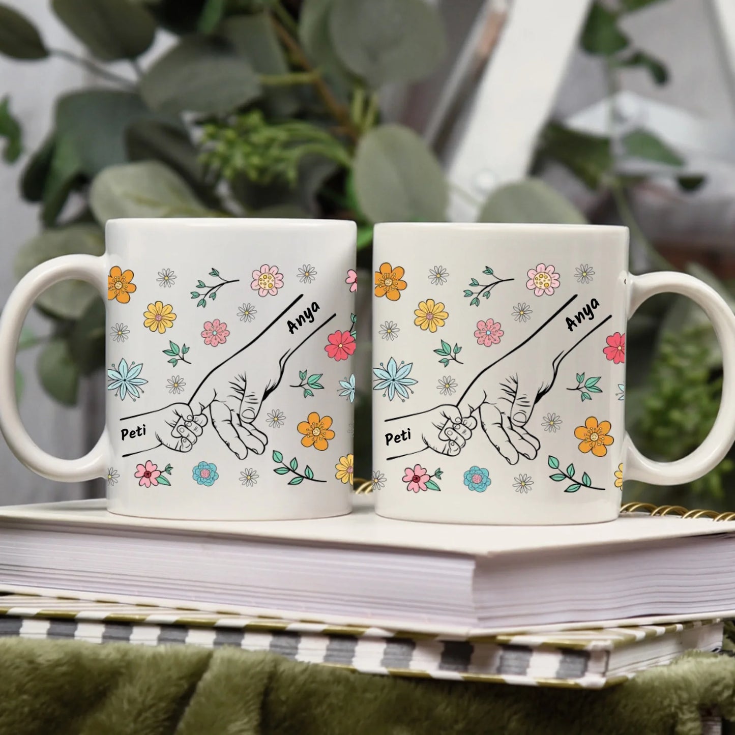 Virágos egyedi Kéz a kézben, akár 6 gyerekkel és névvel bögre