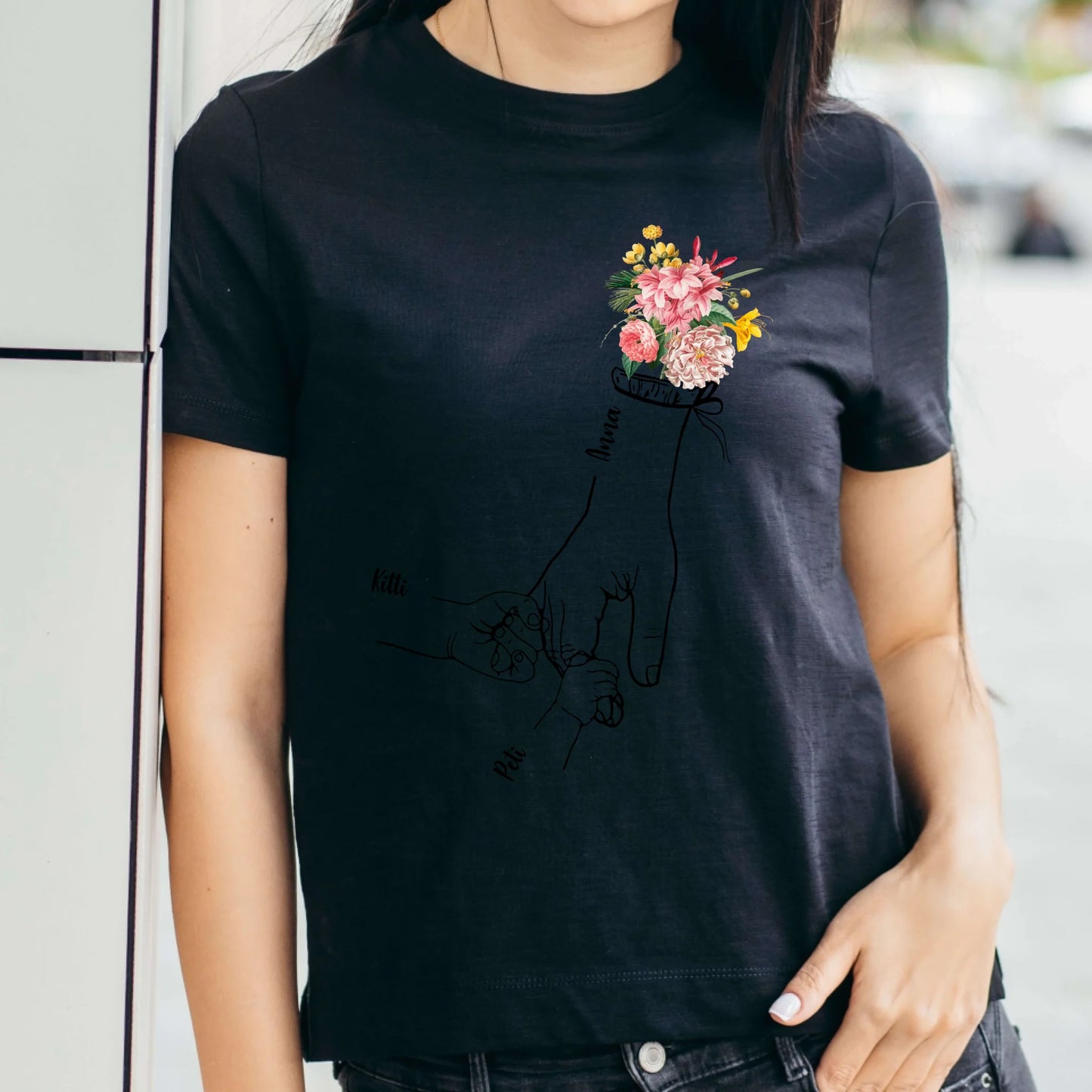 Anya és gyerekei kézen fogva virággal akár 5 gyerekkel női póló