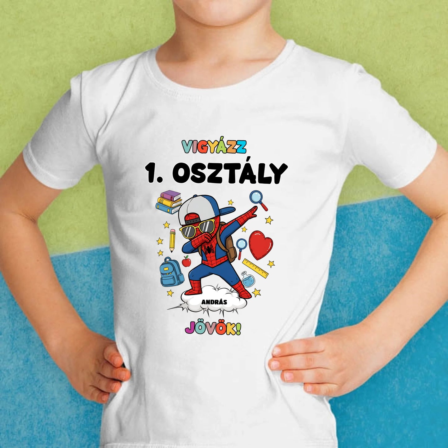 Egyedi vigyázz osztály jövök gyerek póló - szuperhős karakterrel