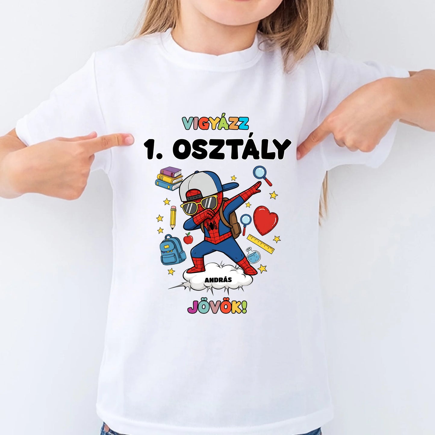 Egyedi vigyázz osztály jövök gyerek póló - szuperhős karakterrel