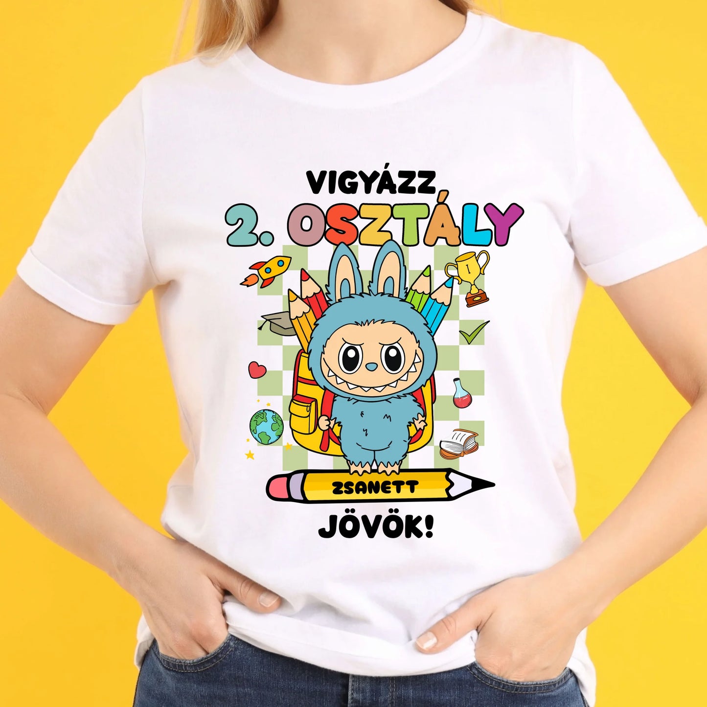 Egyedi vigyázz osztály jövök gyerek póló - Labubu karakterrel